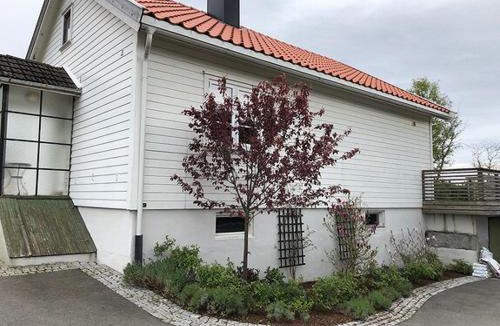 Tonsberg House | Cozy house with sea view at Husvik, 3 bedrooms