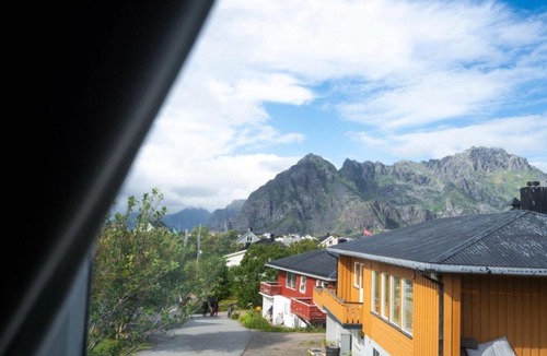 Henningsvaer House | Cozy house with waterfront