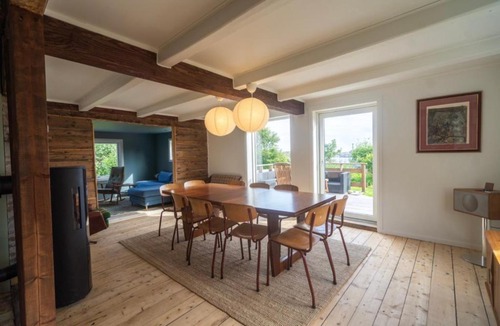 Henningsvaer House | Cozy house with waterfront