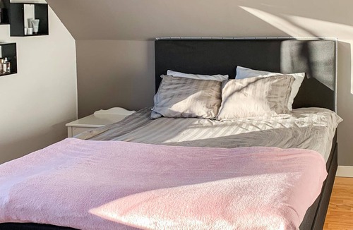 Almsta House | Cozy, large vacation home in close proximity to the water.