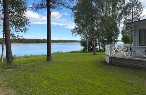 Sinksundet Cabin | Cozy little cottage in Luleå, by the lake, near the Ormberget training facility.