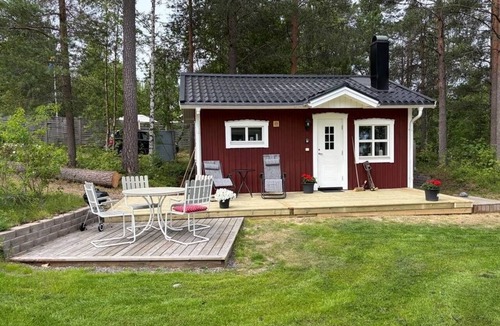 Sinksundet Cabin | Cozy little cottage in Luleå, by the lake, near the Ormberget training facility.