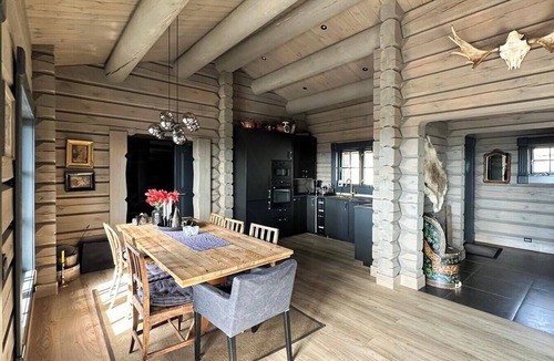 Loten Municipality House | Cozy log cabin with a view over Hedmarken
