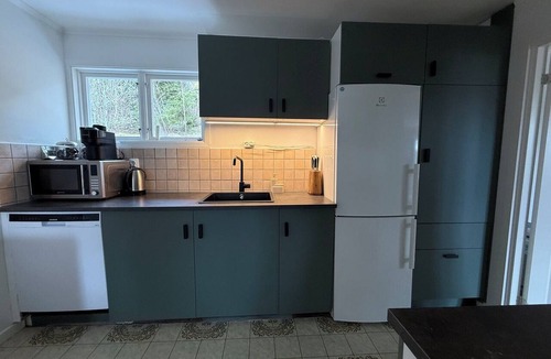 Hallstavik Cottage | Cozy villa near Hallstavik and Grisslehamn with a large patio and hot tub