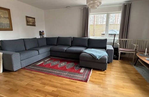 Hallstavik Cottage | Cozy villa near Hallstavik and Grisslehamn with a large patio and hot tub