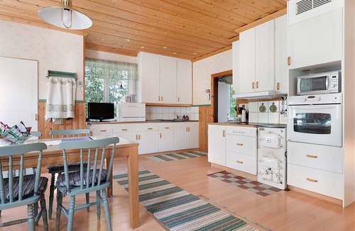 Storsund House | Cozy w lake view near windpark