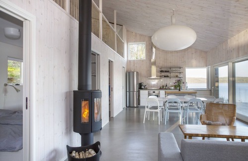 Tvaaker House | Design house with own dock at lake