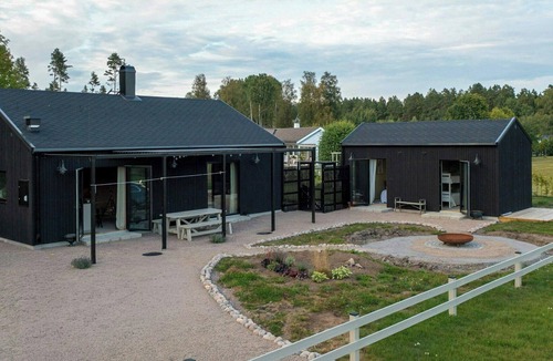Hjo House | Designer cabin with guest house at Lake Mullsjön