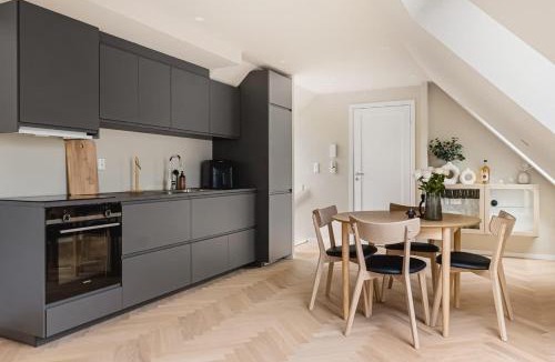 Bergen City Centre House | Dinbnb Apartments I Mid-City Luxury with Mini Balcony and Smart TV & Sound System