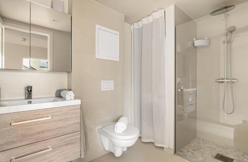 Bergen City Centre House | Dinbnb Apartments I Mid-City Luxury with Mini Balcony and Smart TV & Sound System