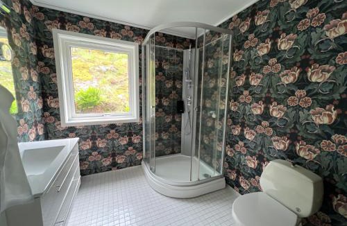 Sogndal House | Dobbeltrom på solsida, fin utsikt fra huset, privat bad og delt kjøkken og stua