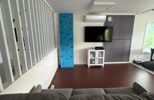 Sogndal House | Dobbeltrom på solsida, fin utsikt fra huset, privat bad og delt kjøkken og stua