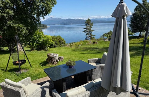 Molde House | Draget gård, idyllisk småbruk ved sjøen