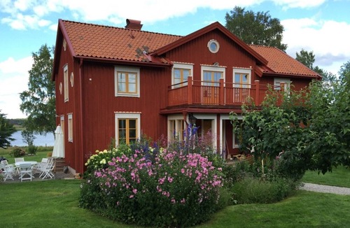 Gnesta Municipality House | Dream vacation by the lake on a manor in Sörmland