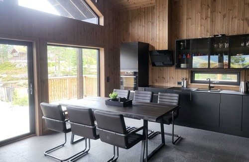 Kviteseid Cabin | Elegant black chalet with top amenities in Vrådal