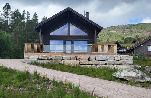 Kviteseid Cabin | Elegant black chalet with top amenities in Vrådal