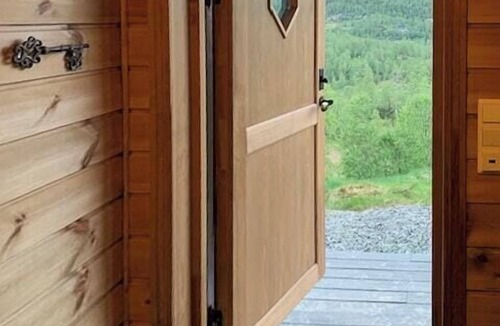 Evanger House | Elegant mountain cabin with stunning view
