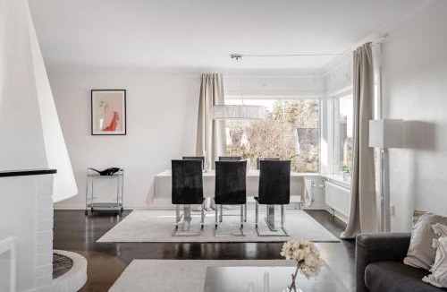Skalby Villa | Elegant villa med relaxavdelning nära Stockholm
