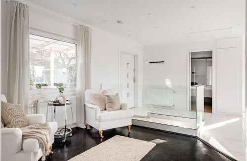 Skalby Villa | Elegant villa med relaxavdelning nära Stockholm