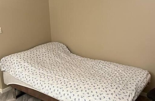 Lunde Apartment | En hel, nyrenovert 1-roms ved sjøen til leie