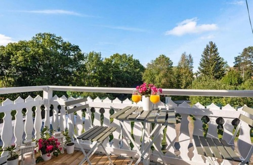 Hallstavik House | En Mysig Villa med Bastu och en Stor Inhägnad Trädgård