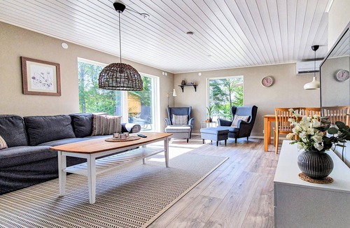 Hallaryd House | Enjoy a quiet vacation in this beautiful cottage right by Lake Örsjön.