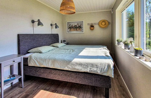 Hallaryd House | Enjoy a quiet vacation in this beautiful cottage right by Lake Örsjön.