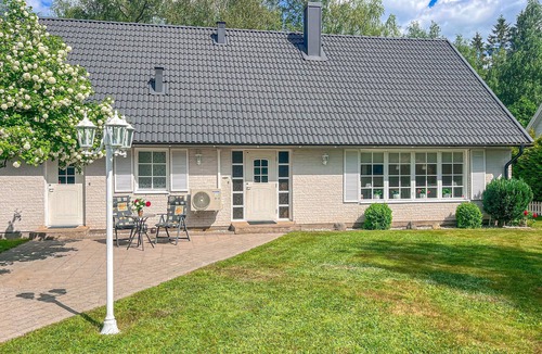 Lammhult House | Enjoy a vacation close to nature in this vacation home with sauna and whirlpool.