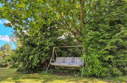 Svanesund House | Enjoy your vacation in the greenery of the adjacent lake.