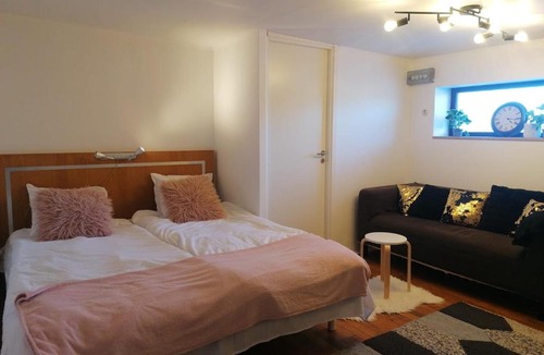 Marieberg Apartment | Ett rums lägenhet med egen ingång, parkering
