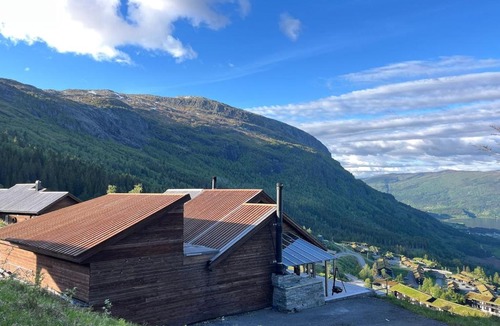 Voss House | Exclusive Cabin - Lake Views - Sauna - EV Charger