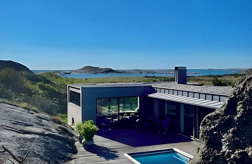 Tjome Cabin | Exclusive cabin on the edge of Hvasser – pool, coastal rocks and total privacy