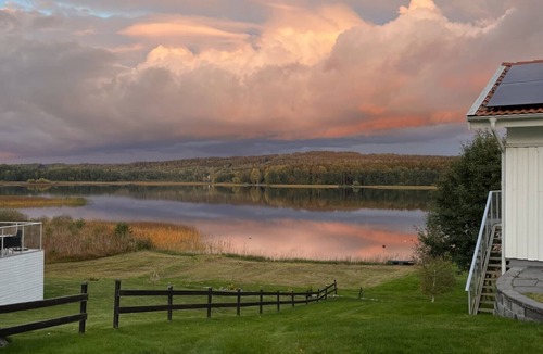 Lekeryd Villa | Exclusive lakeside accommodation with pool, jacuzzi & large living areas