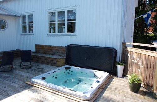 Svalnas Villa | Exclusive villa with private swimmingpool and spa pool - close to Stockholm City