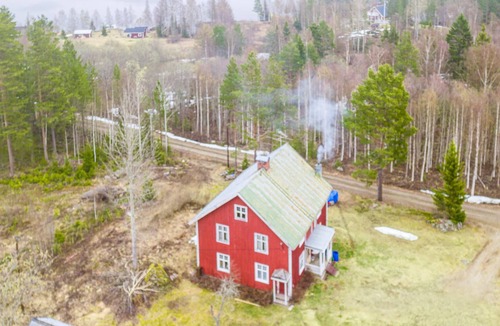 Norrfors House | Experience a vacation close to nature, in this classic Swedish cottage with lake view.