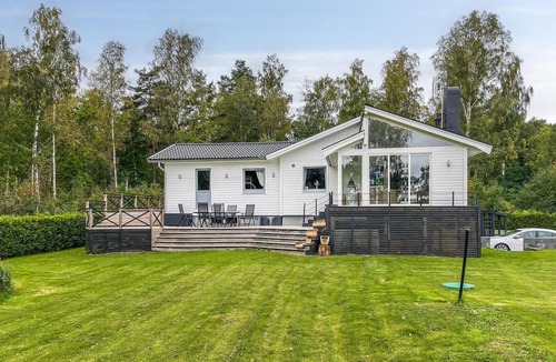 Torso House | Experience island idyll in this spacious cottage with large garden near the fresh lake water.
