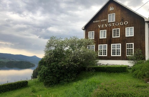 Vestre Slidre Apartment | Experience Jotunheimen from Vevstogo - sauna with a view and eco living in an old school building