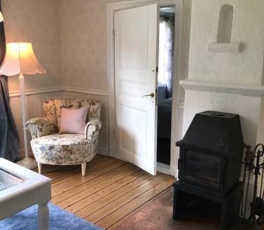 Lysekil House | Fagerbacka Torp. Söt stuga nära havet