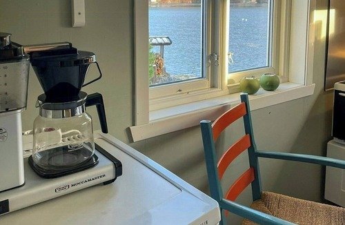 Osteroy House | Family cabin close to the water near Mjøsvågen