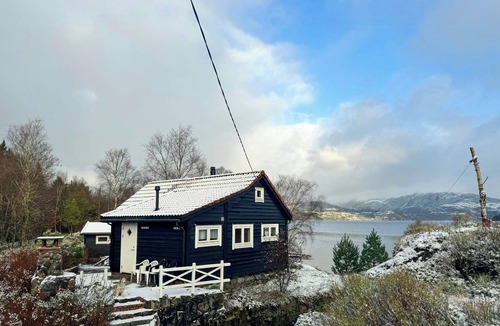 Osteroy House | Family cabin close to the water near Mjøsvågen