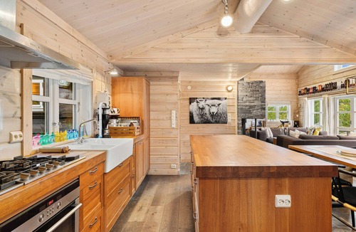 Sirdal House | Family cabin with hot tub in Hønedalen