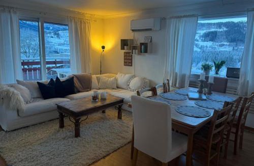Voss House | Family Home with Panoramic Views & Free Parking