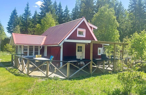 Lessebo Municipality House | Fannys Hus – Holiday Home with Panorama Sauna by the River in Småland