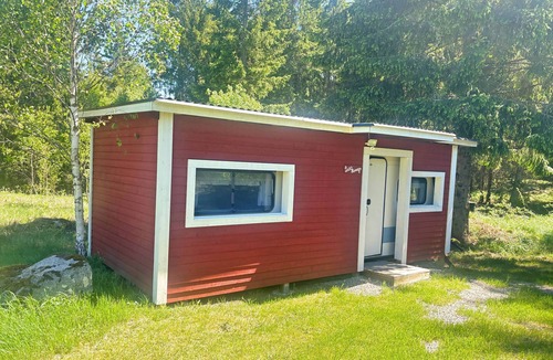 Lessebo Municipality House | Fannys Hus – Holiday Home with Panorama Sauna by the River in Småland