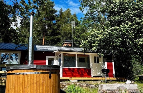 Hultsfred House | Ferien Direkt am See mit Sauna, Badetonne, Boot und Eigenem Steg Kpl. Saniert