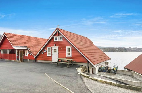 Sveio House | Fisherman's cabin with own quay at Viksefjorden