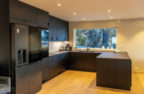 Selbjorn House | Fisherman's cottage with sea views at Kalvaneset