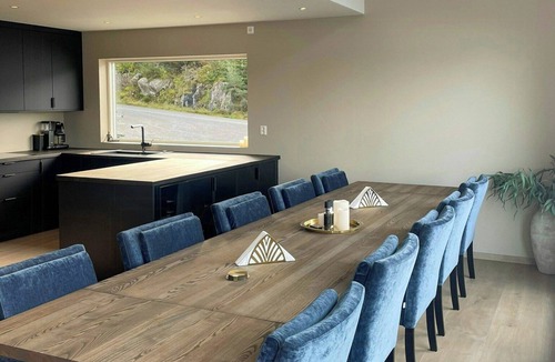 Selbjorn House | Fisherman's cottage with sea views at Kalvaneset