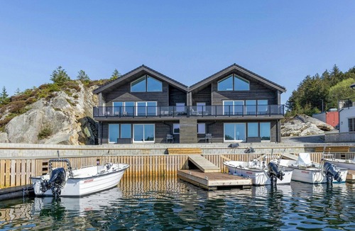Selbjorn House | Fisherman's cottage with sea views at Kalvaneset
