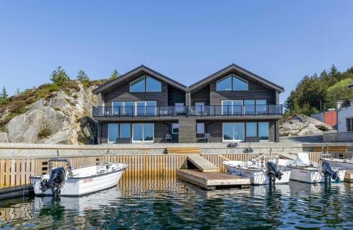 Selbjorn House | Fisherman's Cottage With Sea Views At Kalvaneset